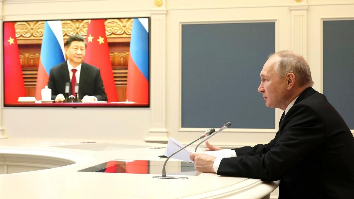 Čína živí ruské dezinformace miliardami, varují USA